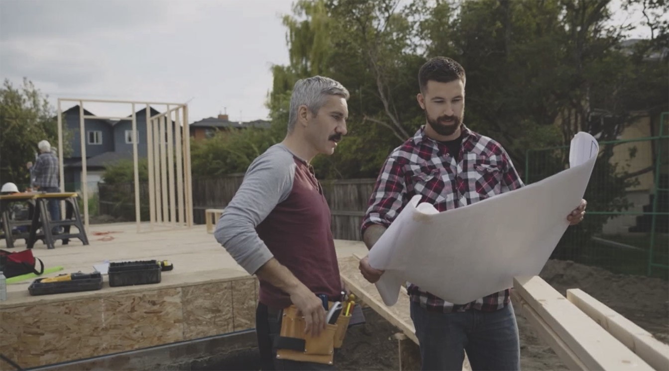 Zwei Handwerker planen ihre Baustelle